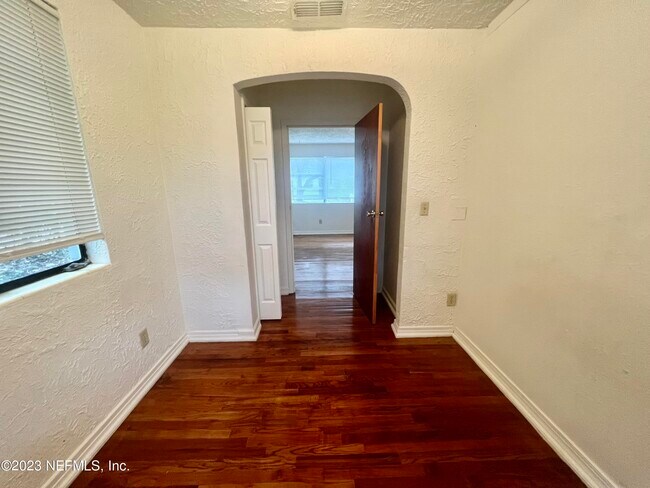 Building Photo - 3340 Sunnybrook Ave S