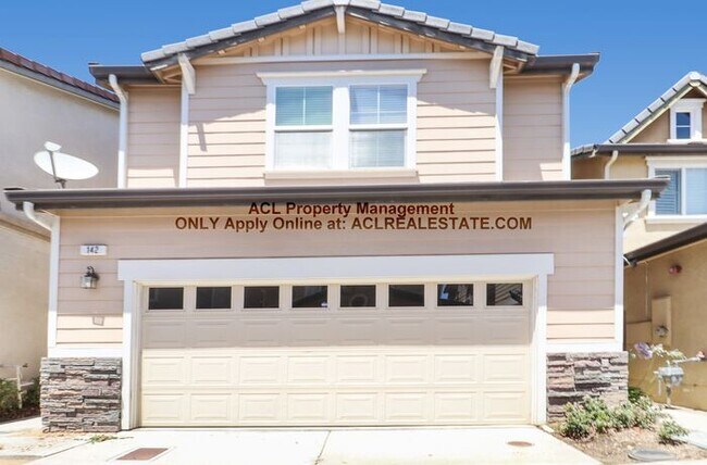 Building Photo - Spacious 3-Bed, 2.5-Bath Home in Prime Bre...