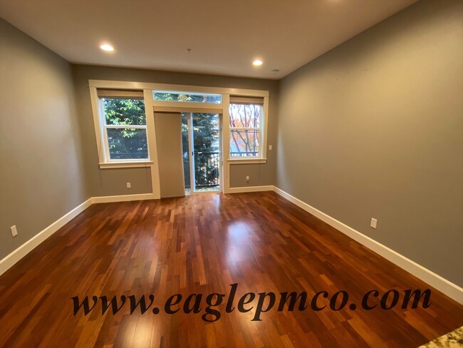 Building Photo - 7520 SE Milwaukie Ave