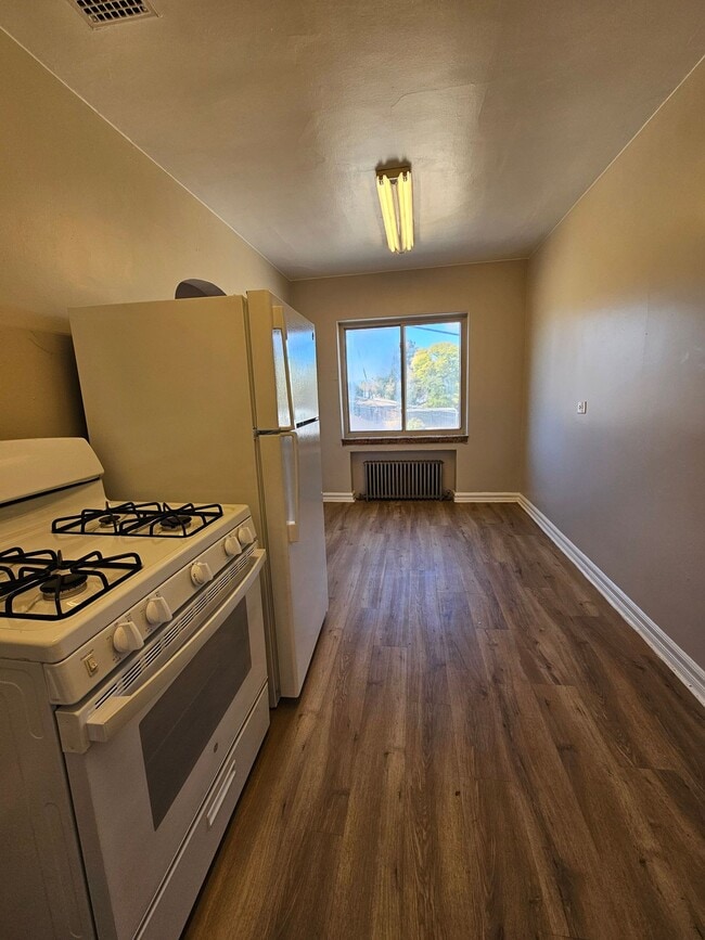 Building Photo - Best Location - Next To City Park 1 Bedroom