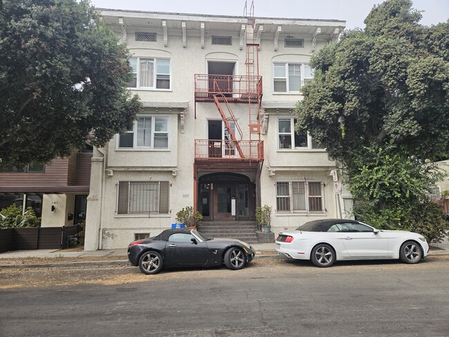 Foto del edificio - 143 Hollister Ave