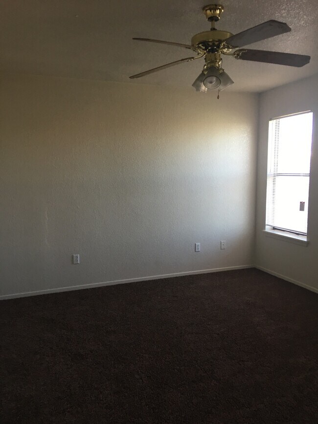 Building Photo - 4 bedroom home for rent