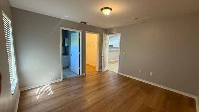 Foto del edificio - First Months Rent Free!! 2 Bedroom + Den