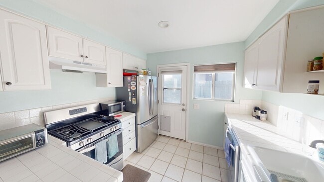 Foto del edificio - Charming 2-Bedroom Home with Mini Golf Course, Spacious Yard, and Ample Parking