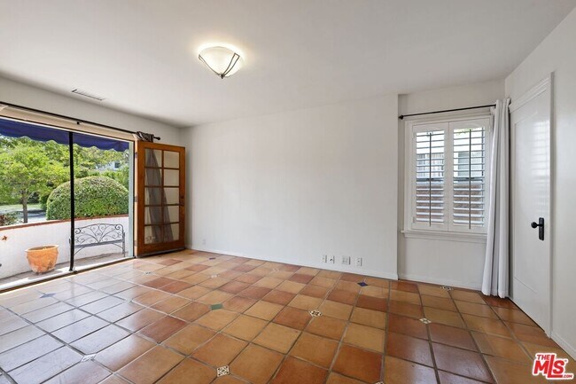 Building Photo - 2110 Overland Ave