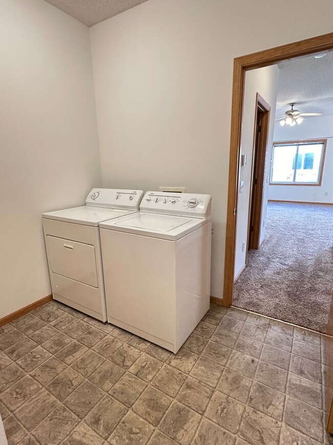 Building Photo - Lakeville End Unit Available Nov/December,...