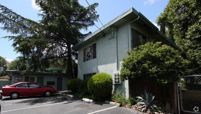 Building Photo - 5925 Hilltop Dr