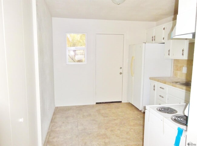 Building Photo - 605 S El Prado Rd