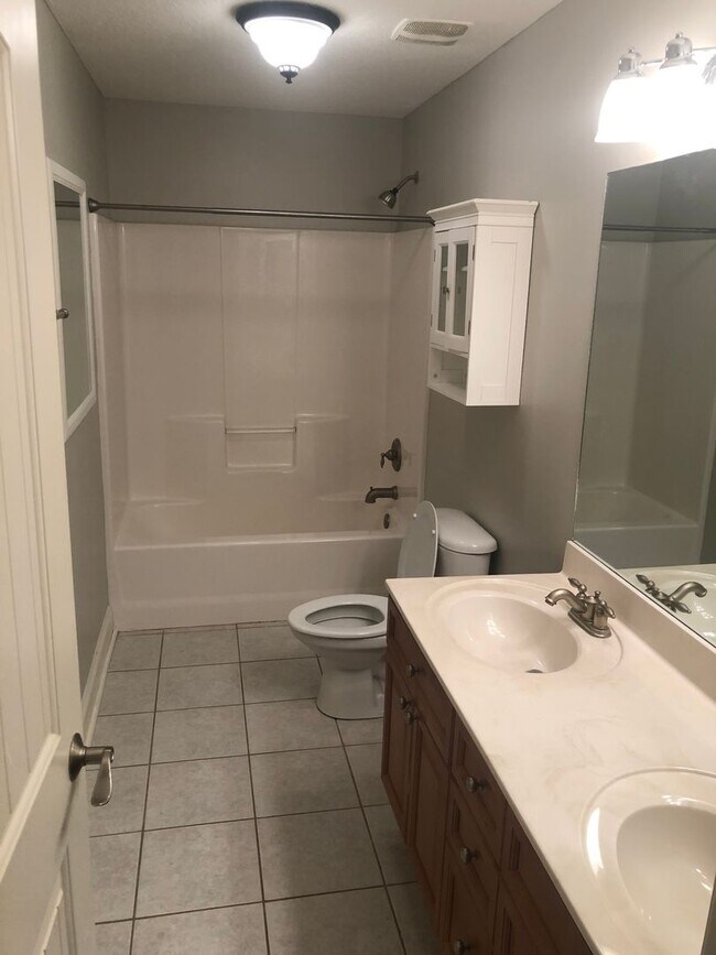 Foto del edificio - Charming Home in Auburn Available in Febru...