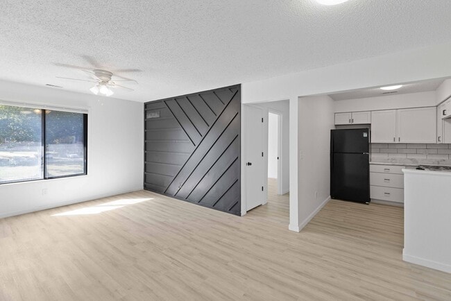Foto del edificio - Recently updated apartments near to shoppi...