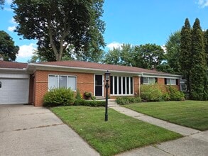 Building Photo - 1216 Sycamore Dr