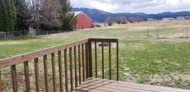 Foto del edificio - Beautiful Home with Large Yard, Privacy & ...