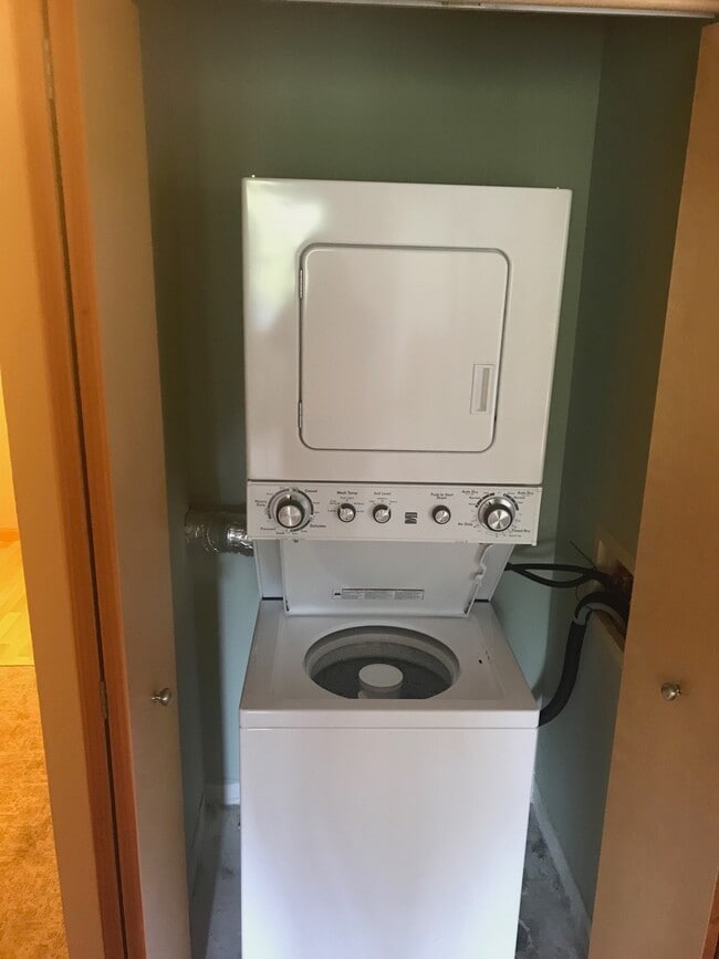 Washer/ Dryer - 1400 Dakota Ave S