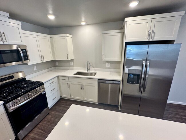 Foto del edificio - Brand-New 3-Bedroom End-Unit Townhome in Woodburn