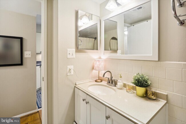 Foto del edificio - 2114 Bonnywood Ln