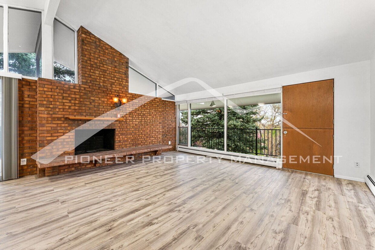 Primary Photo - Charming Home with Washer/Dryer and Mounta...