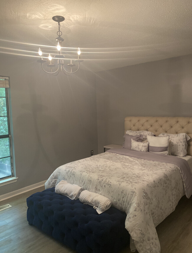 queen bed - 6137 Crest Green Rd