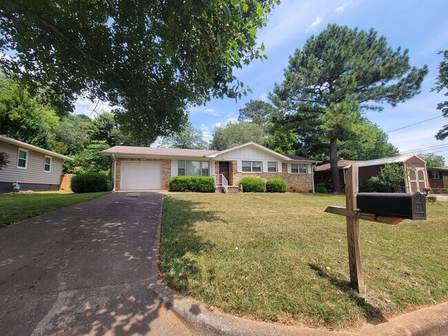 Foto del edificio - 3 Bedroom 2 Bathroom Home with One Car Attached Garage in Valley Park Homes Subdivision