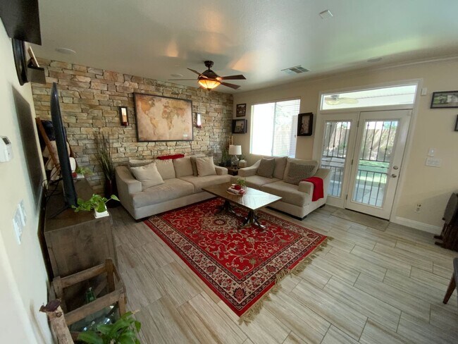Building Photo - Gorgeous Home in Northwest Valley with 3 c...