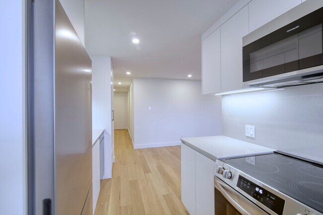 Building Photo - 4800 Maisonneuve Blvd W