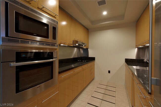 Building Photo - 2700 S Las Vegas Blvd