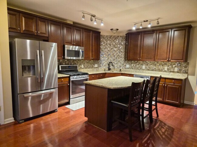 Foto del edificio - POTOMAC CLUB - WOODBRIDGE - GATED COMMUNITY WITH POOL, TENNIS AND MUCH MORE!