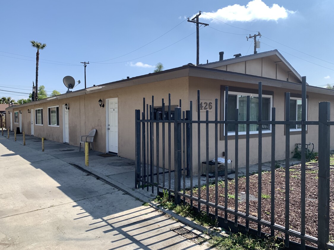 FRONT OF 4 UNITS - 426 N Parkside Dr