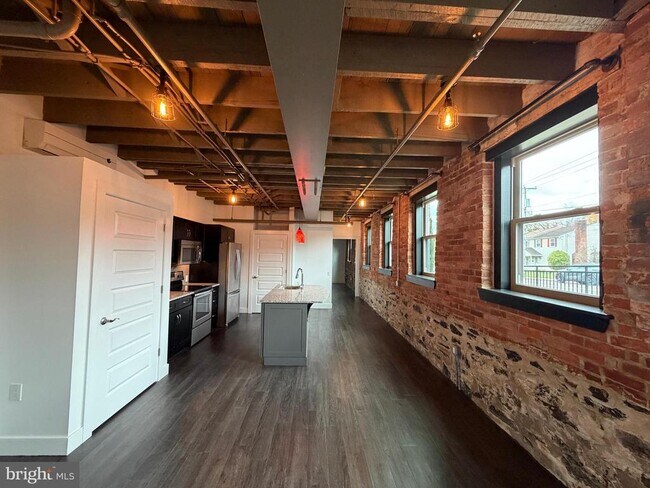 Foto del edificio - 820 W Market St