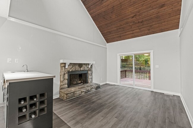Building Photo - Newly Updated 2 Bedroom, 2 Bath Duplex nea...