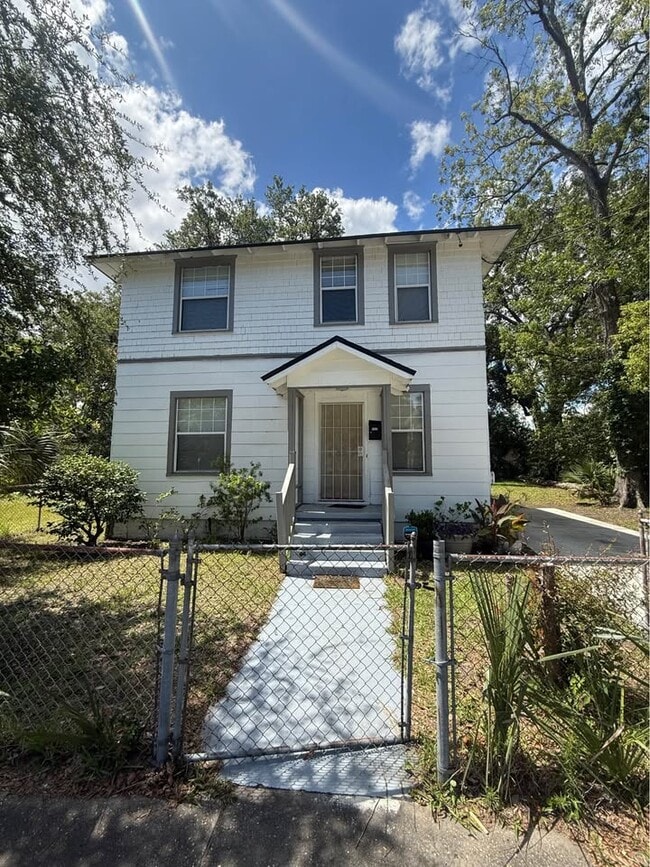 Building Photo - 1322 W 23rd St