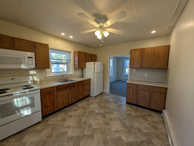 Building Photo - 2nd Floor 2 Bedroom Apartment