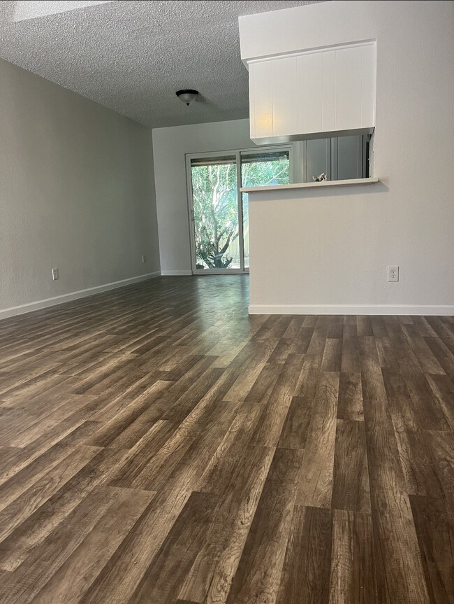 Building Photo - 6862 S Creek Dr