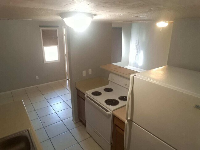 Building Photo - Fantastic 2 bedrooms and 1 bathroom Townhouse for Lease