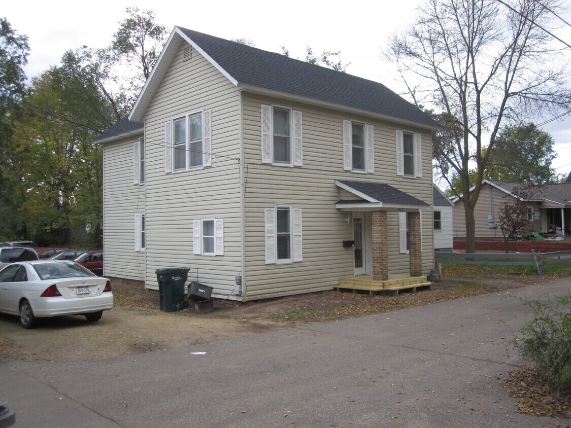 Foto principal - 5 Bed 2 Bath close to UWEC available June 1st! Has a new bathroom!