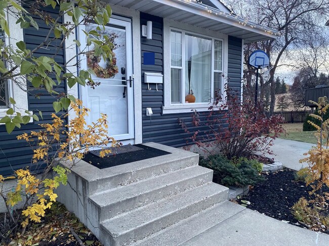 Photo du bâtiment - Beautiful 3-Bedroom, 2-Bathroom Home for Rent in St. Albert – $2,400/Month