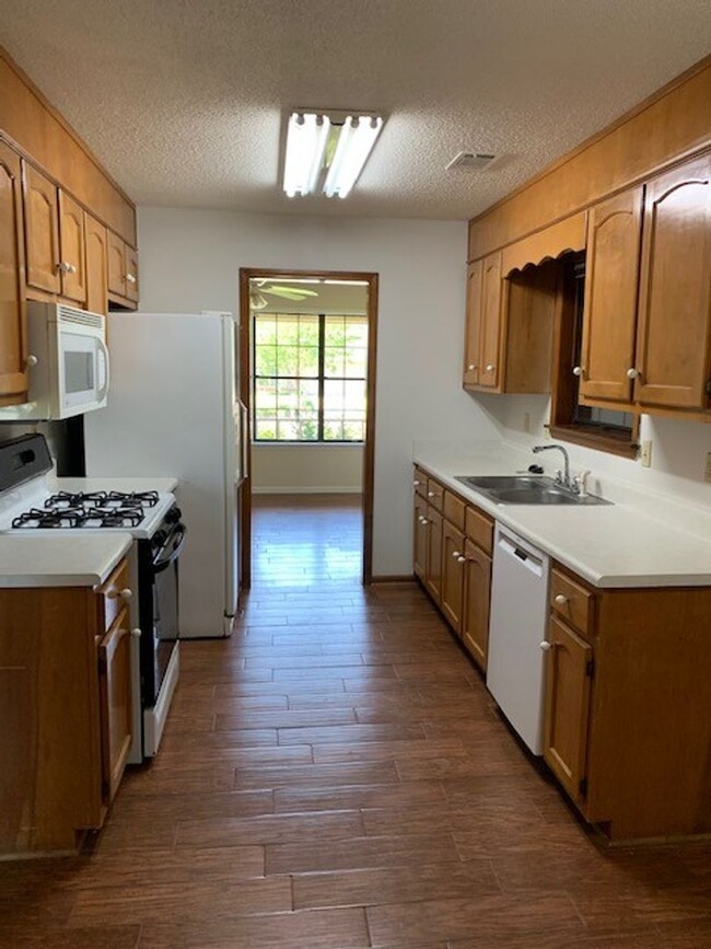 Building Photo - Cozy 3 Bed 2 Bath Available in April! Appl...