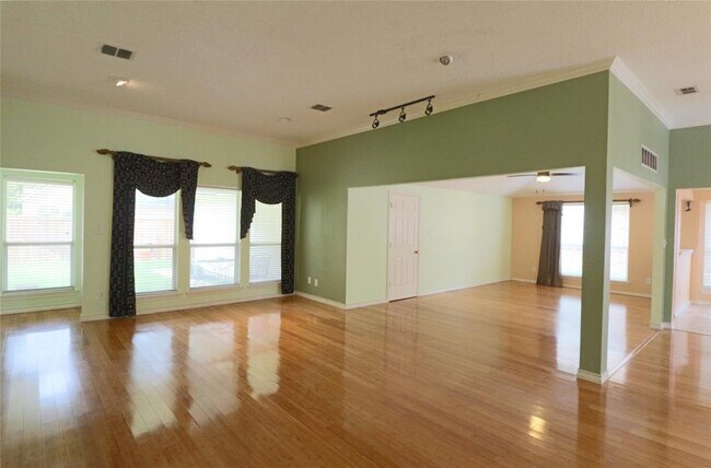 Building Photo - 6019 Mapleshade Ln