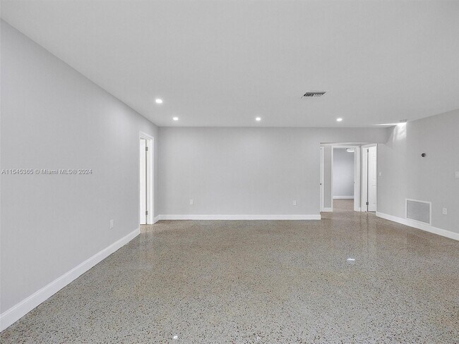 Building Photo - 3822 SW 92nd Ave