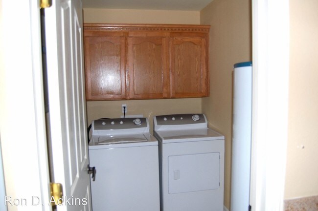 Building Photo - 1203 W Kiwi Ave