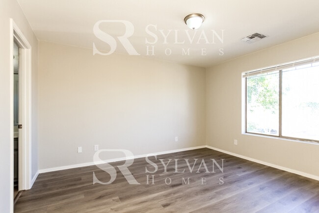 Building Photo - Fall in love with this 5 bedroom, 3 bathro...
