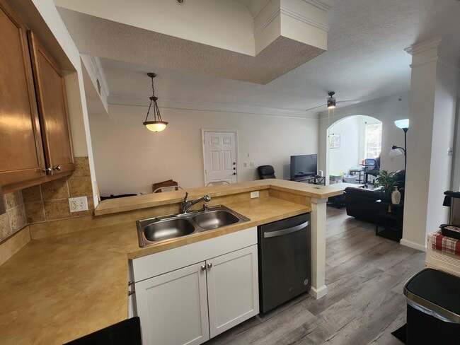 Building Photo - 2103 Myrtlewood Cir E