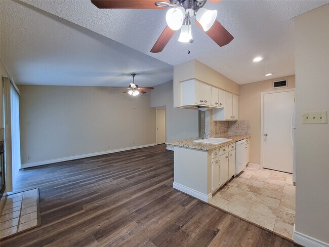 Foto del edificio - 700 Thicket Ln
