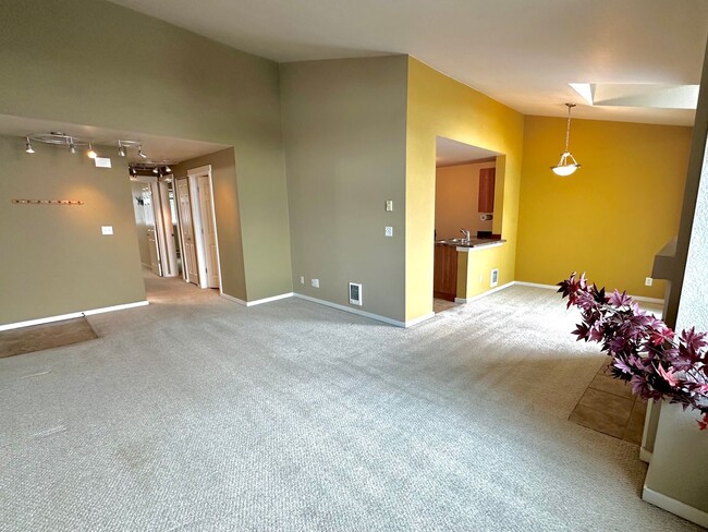 Building Photo - Private Garage | 2BR/2BA Condo with Olympi...