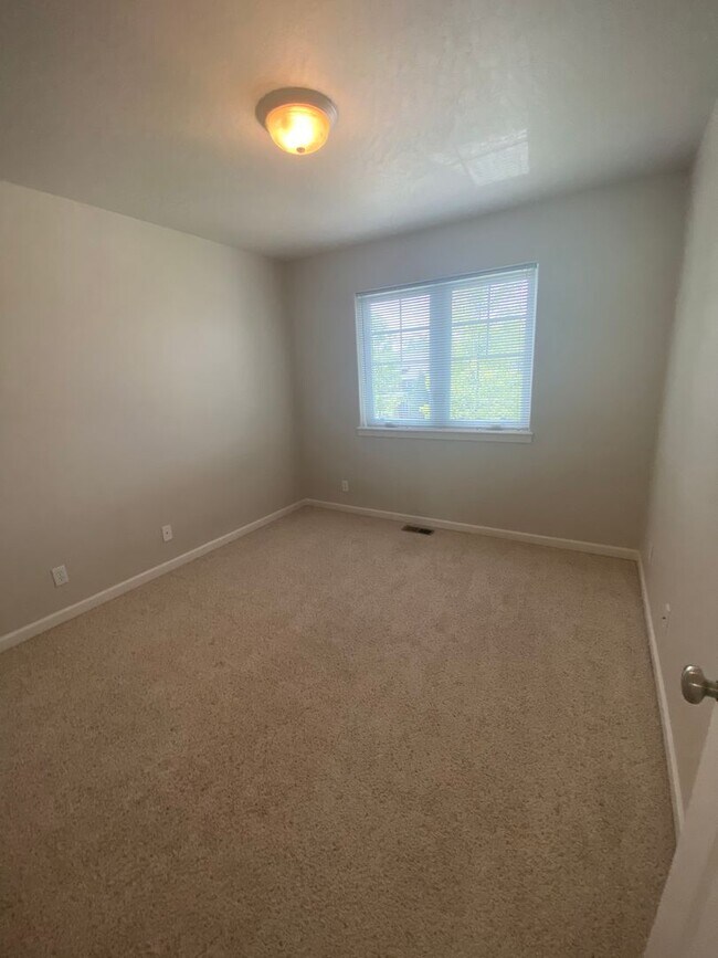 Foto del edificio - LARGE SINGLE FAMILY HOME ON CORNWALL (RPM#220)