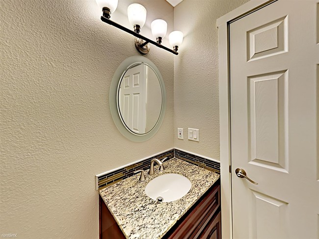 Foto del edificio - 1 br, 1 bath Apartment - 353 Grand Ave Apt 3