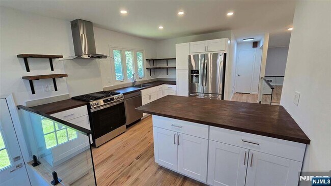 Building Photo - 40 Beechwood Rd