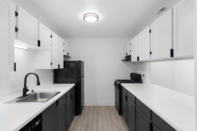 Building Photo - The Rosewood Apartments