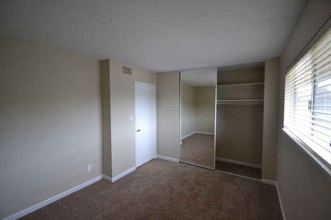Building Photo - 5001 Waterbury Way