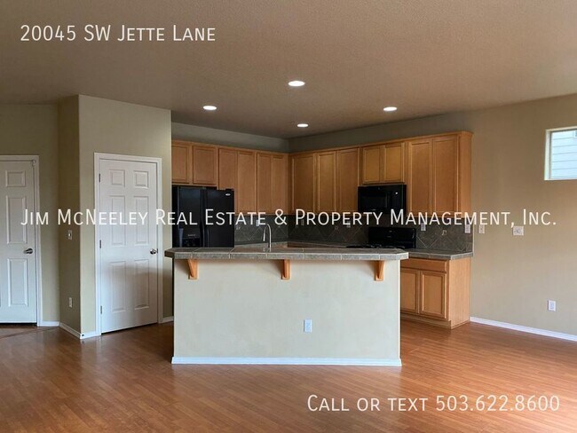 Building Photo - Spacious Two Story House!