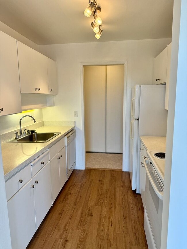 Building Photo - Full Size One Bedroom with Top Floor Privacy